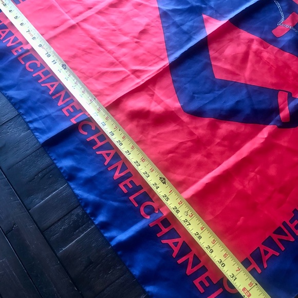 😍 Vintage Chanel Silk Scarfed with Vibrant colors on classic Lady COCO 💙❤️💛 - Picture 5 of 9